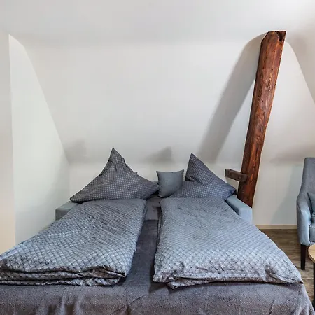 Zur Linde Und アパート