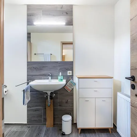 Zur Linde Und アパート *