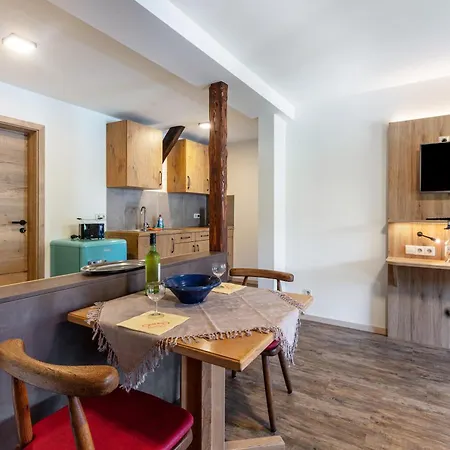 Zur Linde Und アパート