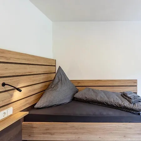 Zur Linde Und アパート